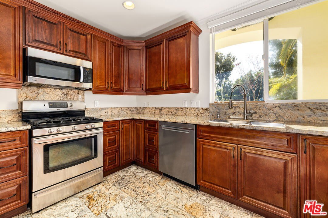 632 N Kings Rd – photo 2