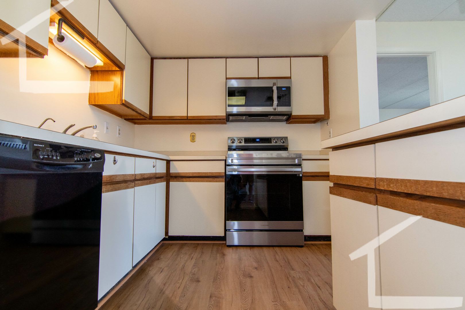 Charming 2 Bedroom-No Broker Fee – photo 3