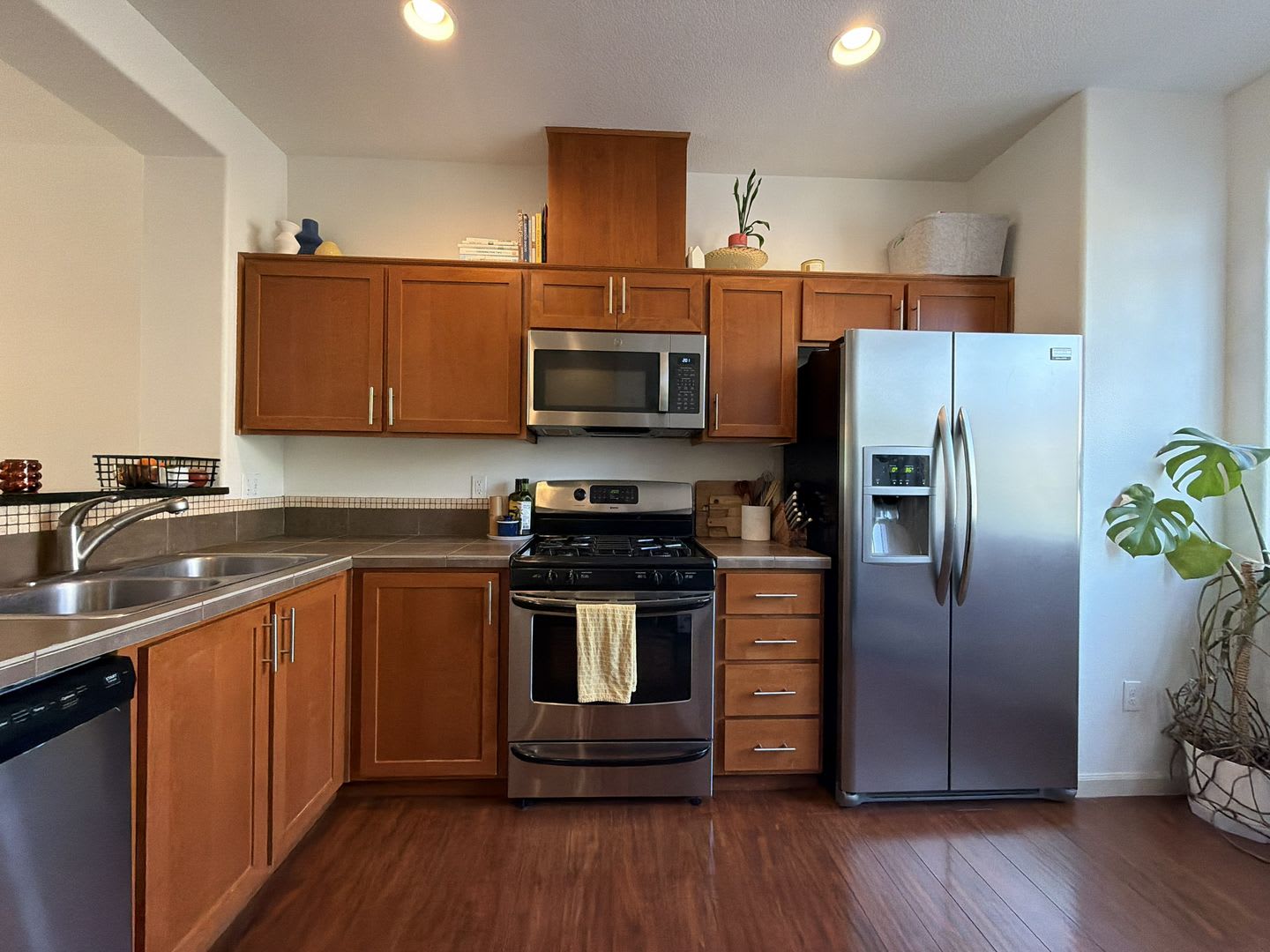 Hillsboro 2 Bedroom Townhouse With Stainless Steel Kitchen Gas Range Attached Garage Private Balcony – photo 4