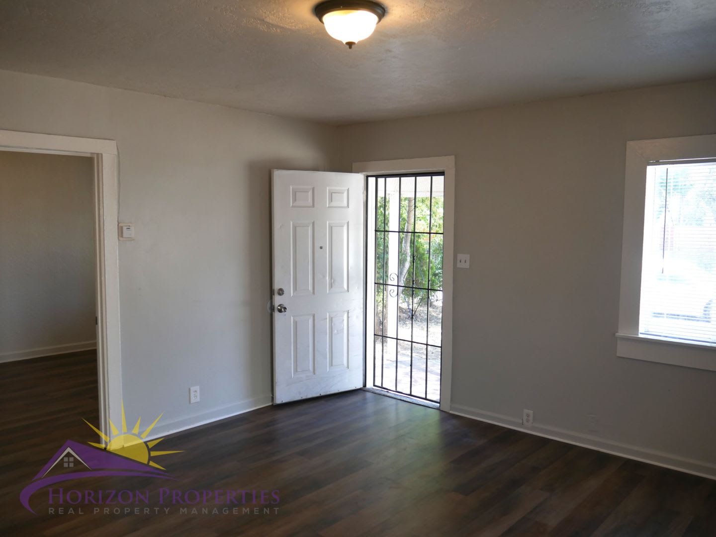 Cozy 2 Bed 1 Bath 728qft single family home in Oak Park – photo 3