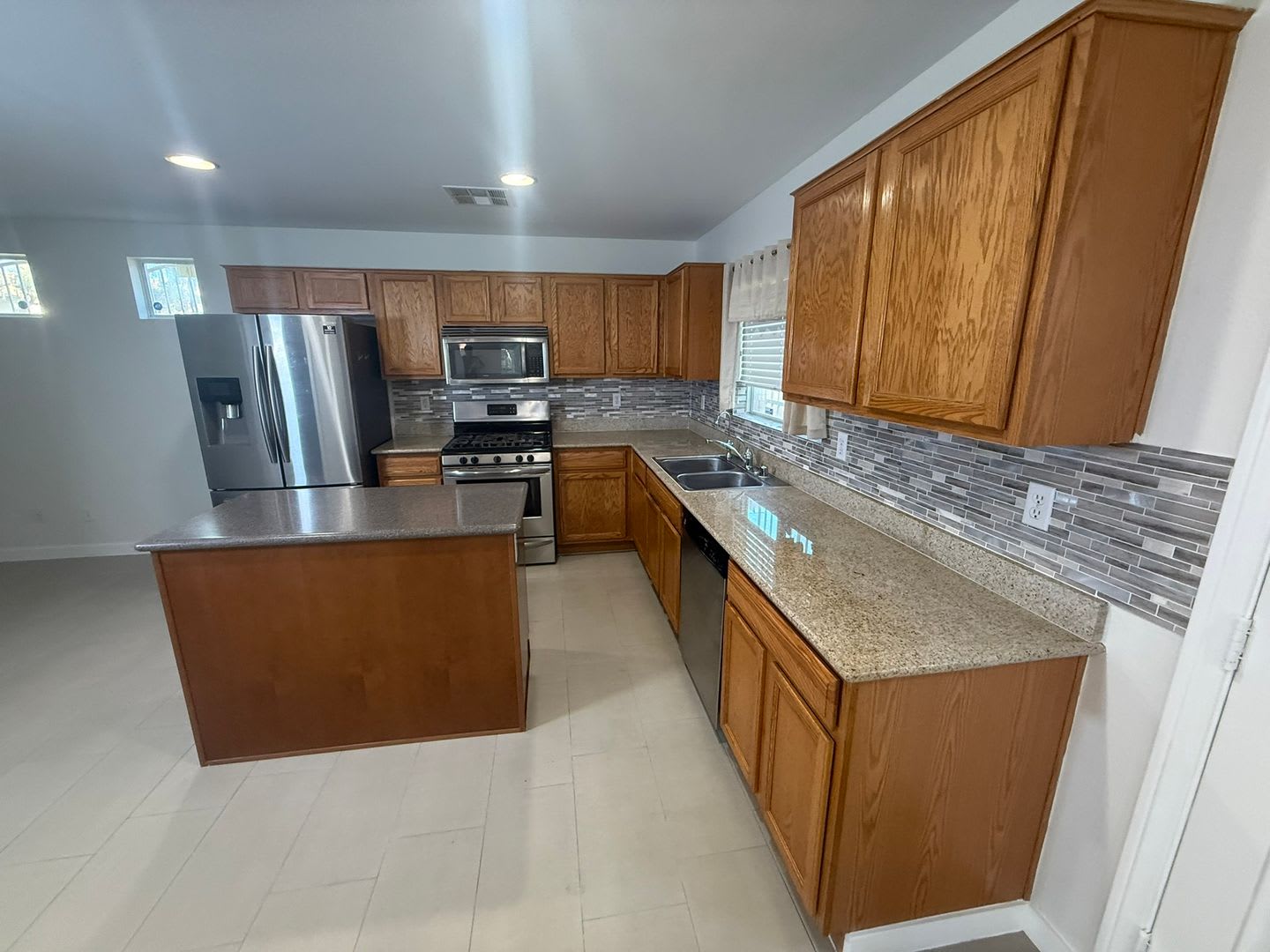 Charming Home Located Near Nellis Blvd Lake Mead Blvd – photo 4