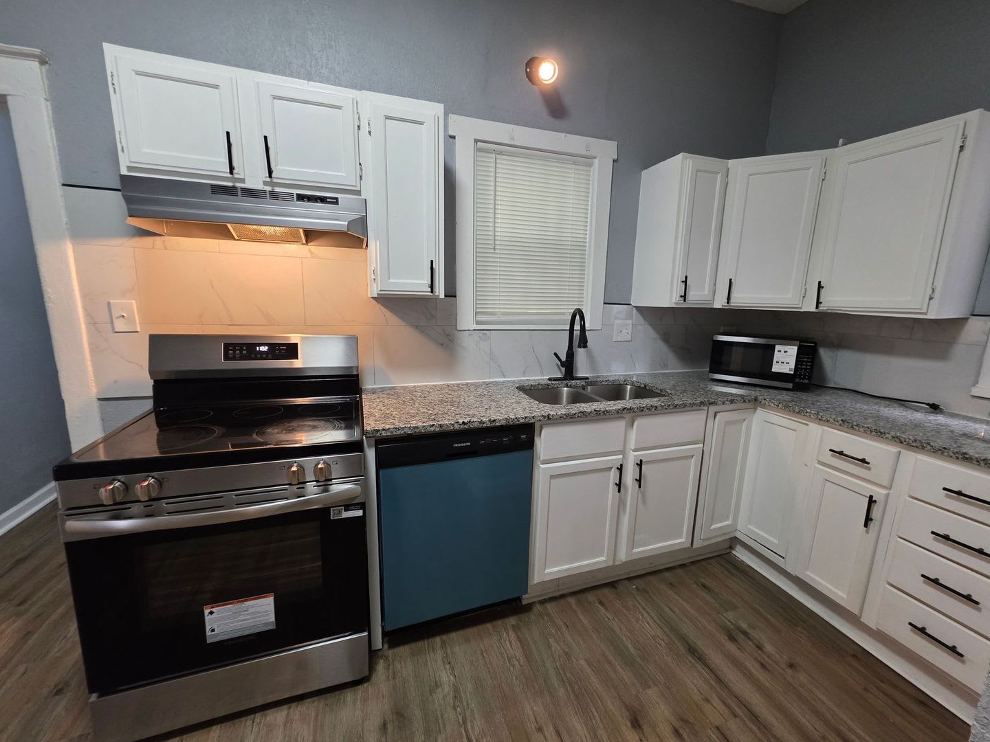 Comfortable 3-Bedroom Home with Private Upstairs Suite – photo 4