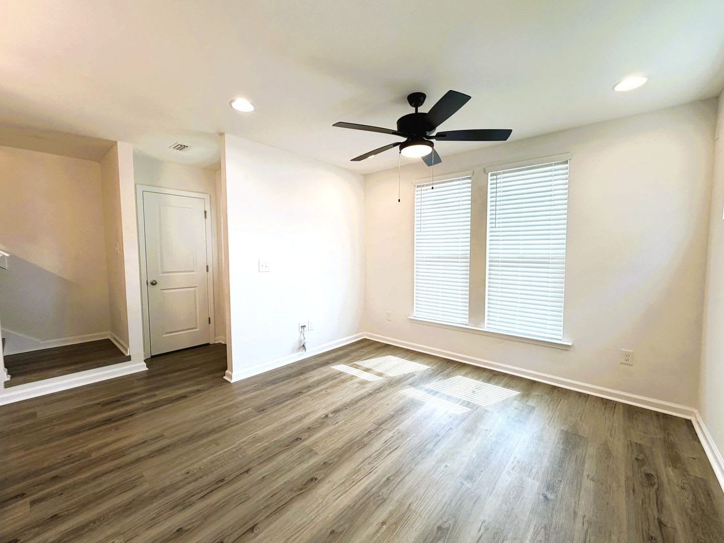 Newer Construction Modern Ne 3 2 5 W Stainless Steel Appliances Granite Counters Washer Dryer Resort Style Amenities Avail Now For 2200 Month – photo 5