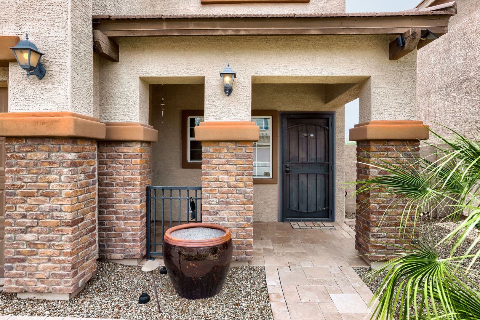 Gorgeous 3 bedroom home-former model homes with lots of upgrades! – photo 2