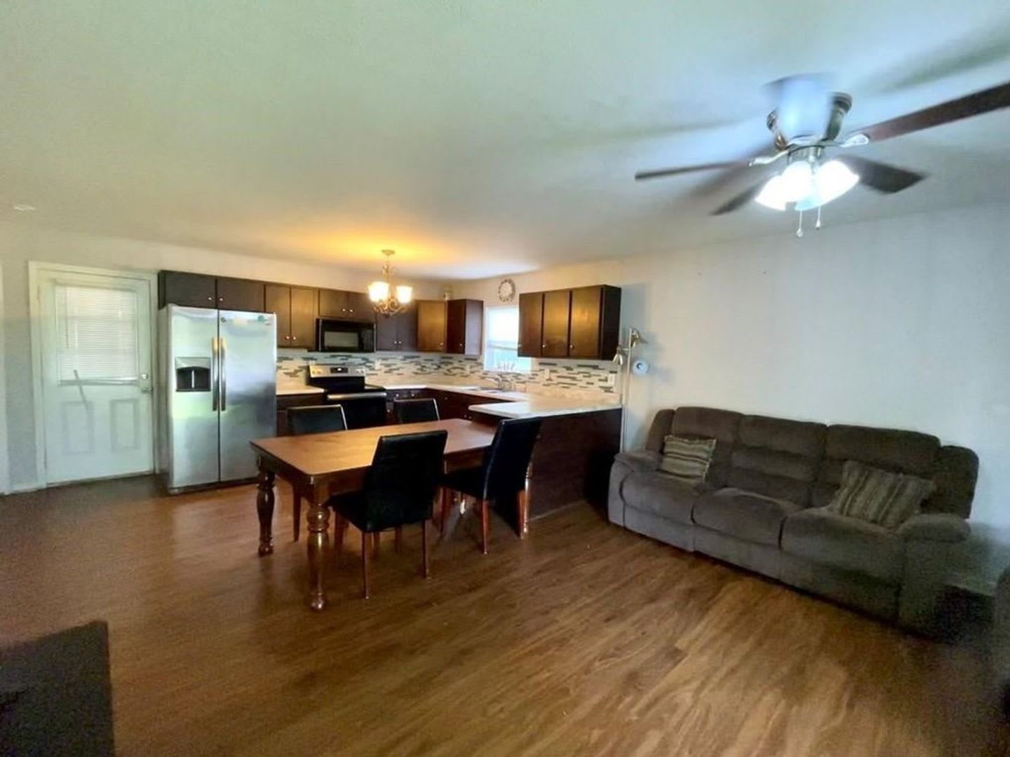 Cozy 3 Bedroom/2 Bath Home with large yard and covered back patio! – photo 5