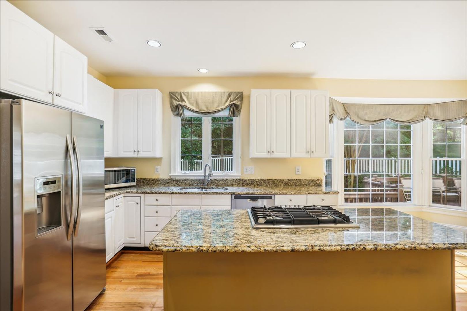 GORGEOUS 5 bed 3.5 Bath with beautiful landscaping – photo 5