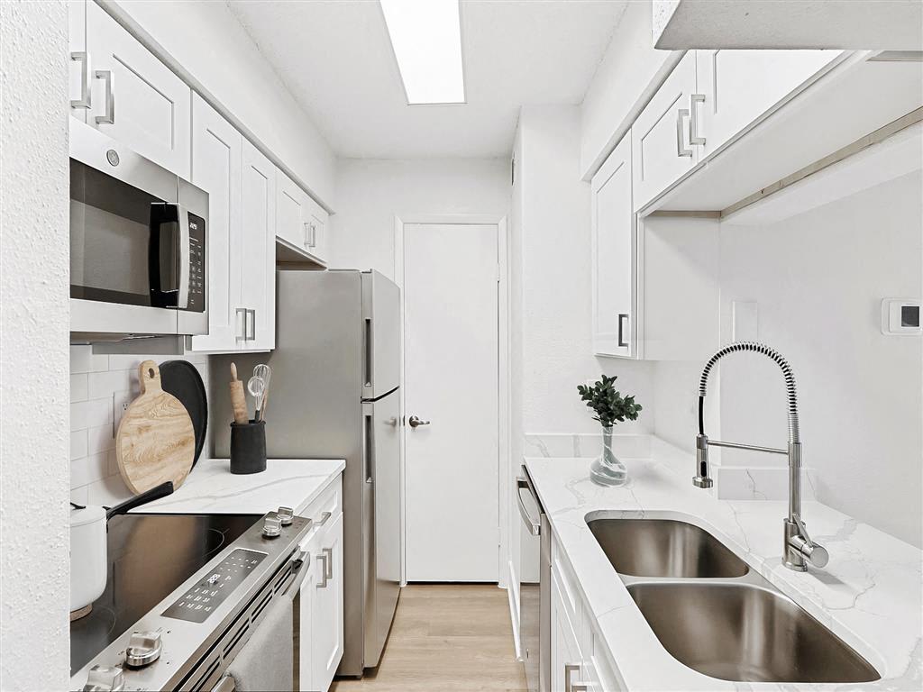 St. James Crossing Apartment Homes – photo 1