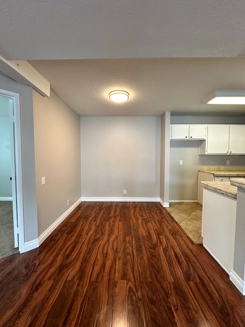 Spacious 2 Bedroom with Private Patio & In-Unit Laundry – photo 4