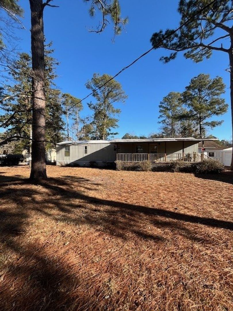 Welcome to this charming 2-bedroom, 1.5-bathroom home located in the desirable area of Leland, NC – photo 4