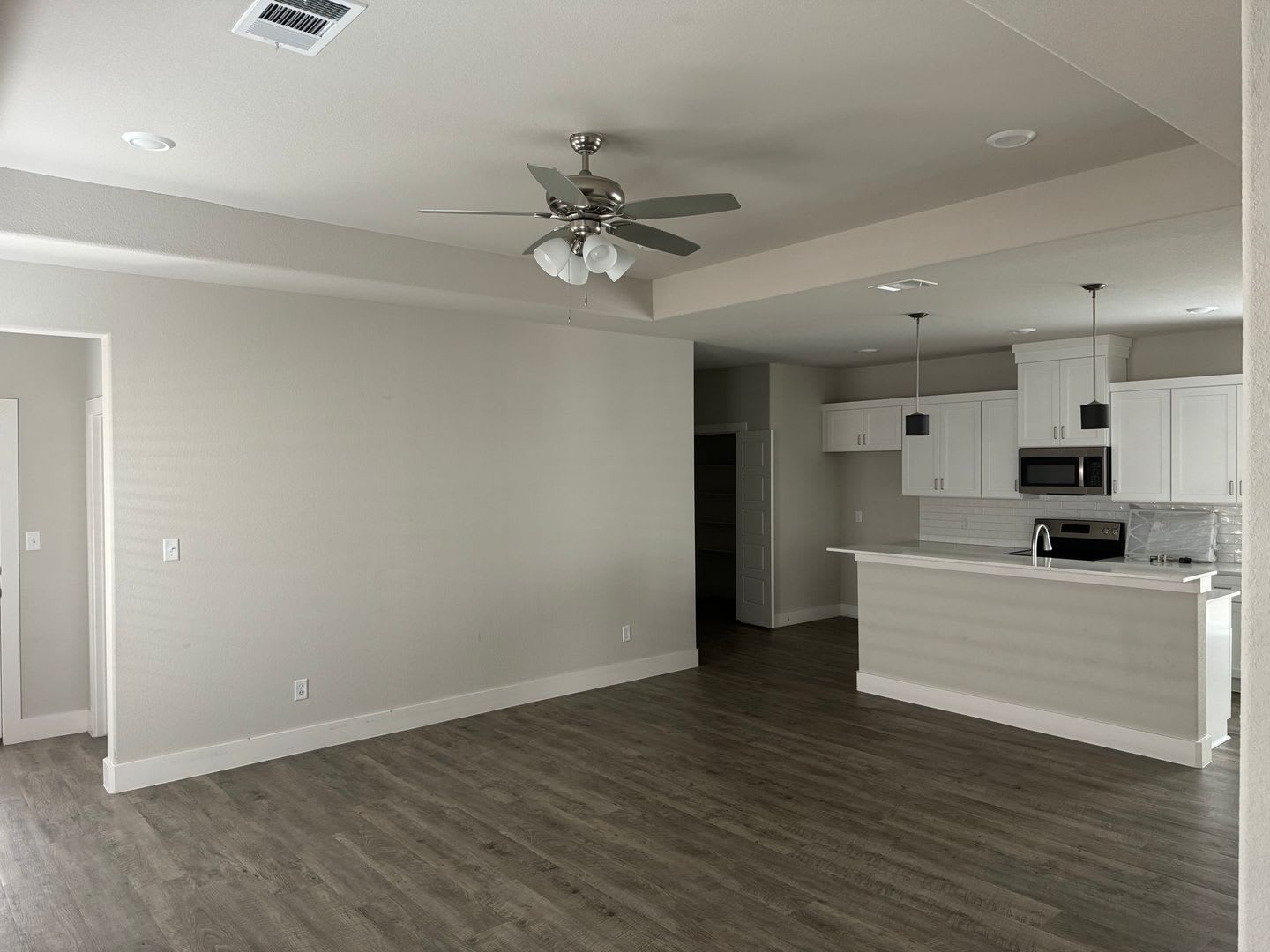 3/2/2 BEAUTIFUL HOME with CUSTOM FEATURES / FIREPLACE – photo 4
