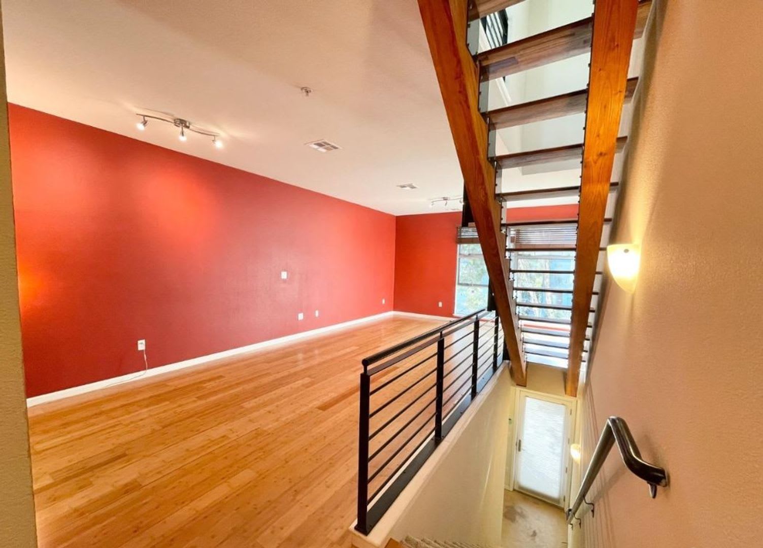 Modern Split Level Townhome 2 Bedroom 2 Bath In Emeryville – photo 4