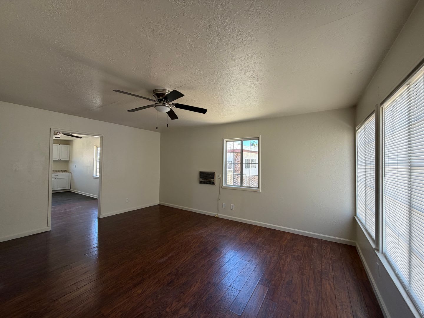 3 Bedroom 1 Bathroom House with Huge Fenced Yard Near Schools, Park & Community Pool – photo 3