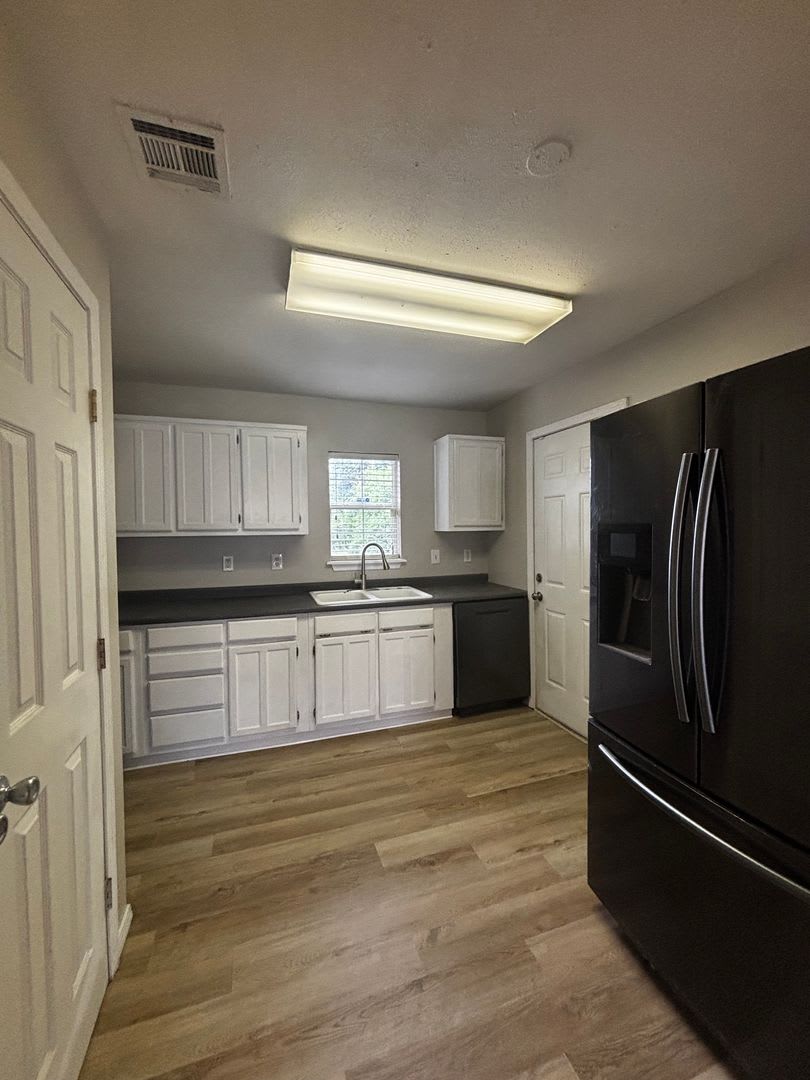 Beautifully renovated rental by TU! – photo 3
