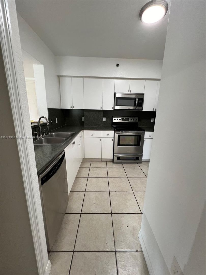 9300 Fontainebleau Boulevard E101, Miami, FL 33172 – photo 1