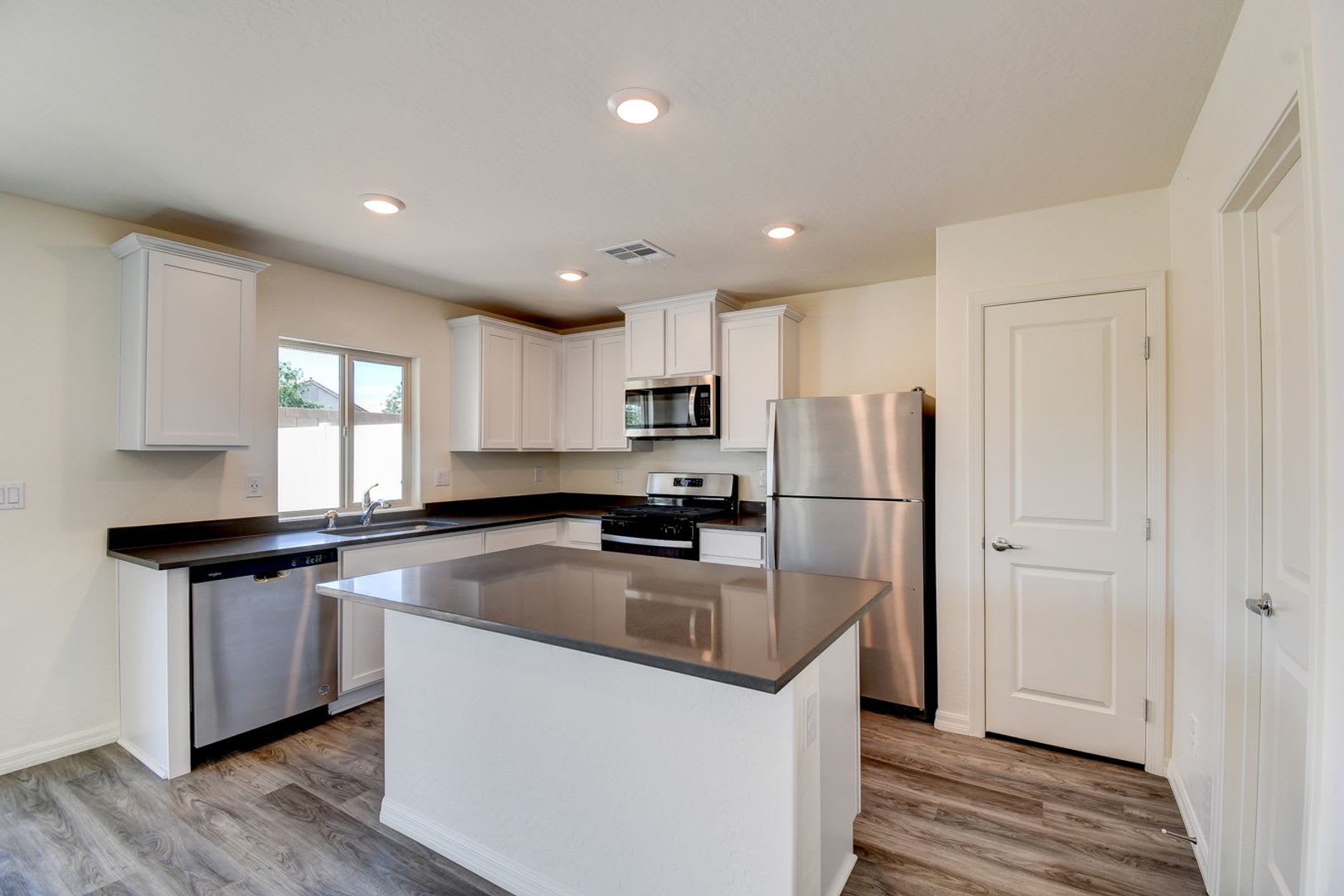 Spacious, Stylish & Move-In Ready – photo 2