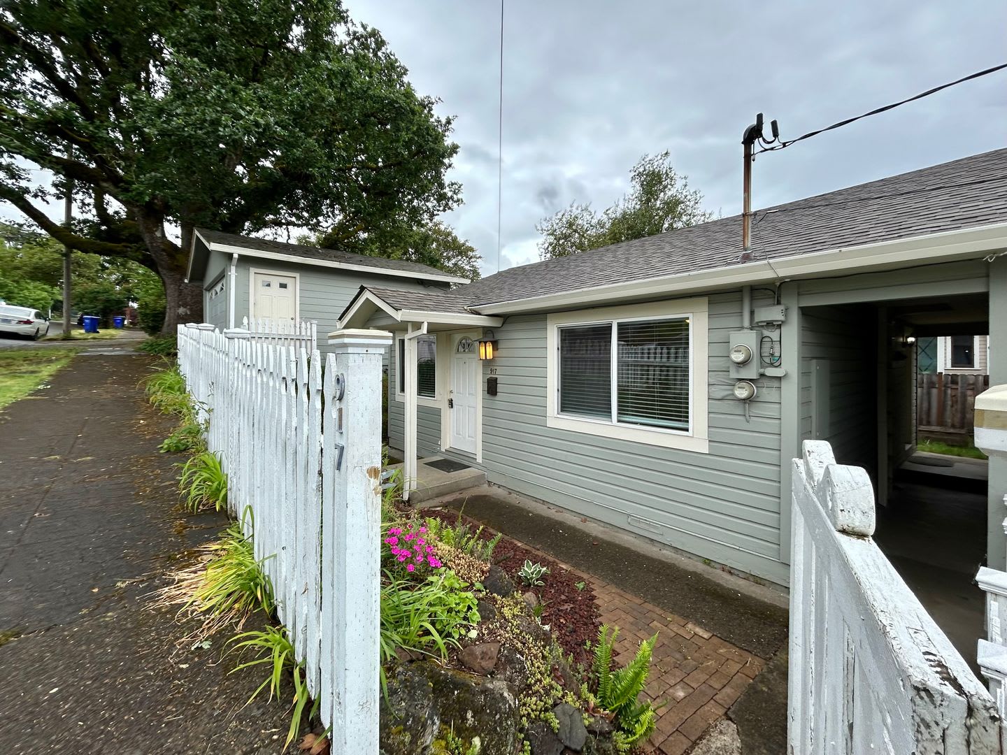 Charming 1-Bedroom Home with Private Fenced Yard! – photo 2