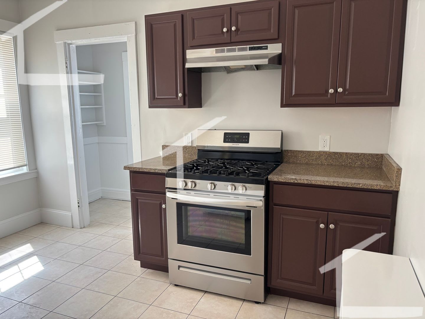 Huge Newly Renovated 3 Bed Unit Near Oak Square – photo 1