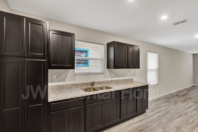 325 Woodlawn Ave – photo 4