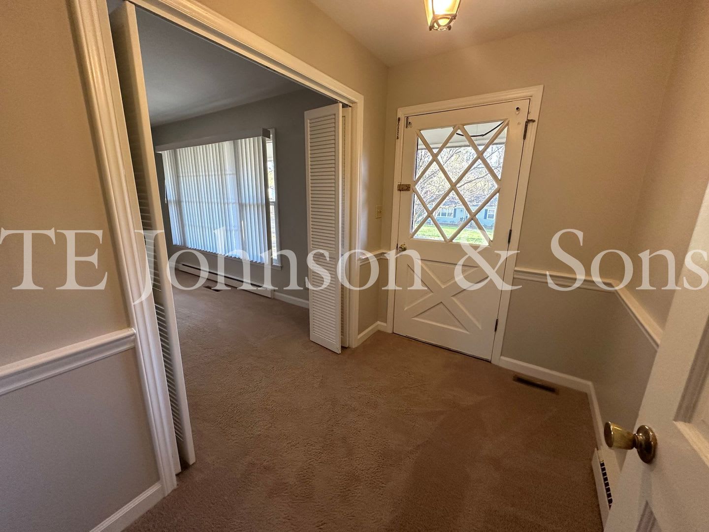 Spacious One Level Home with Den, Granite Kitchen Island, and 2 Car Carport – photo 3
