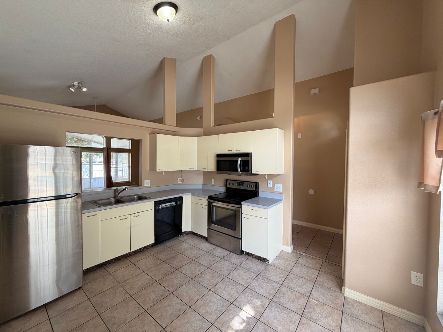 Home in Sunridge Woods Spacious 3-Bedroom – photo 5