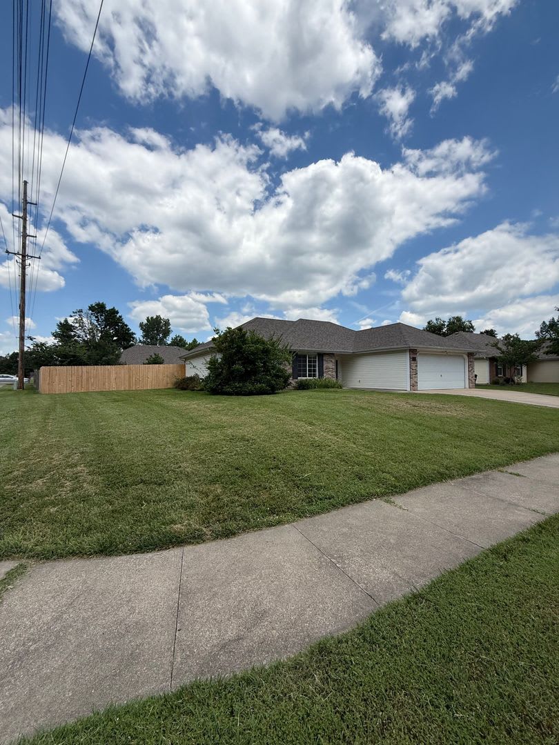 3 bed 2 bath Home with fenced in backyard – photo 2
