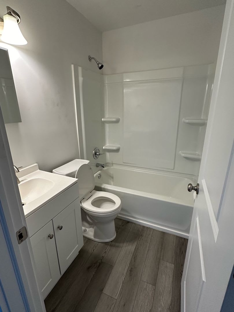 Available Now! Renovated Southside 2BR/1BA duplex – photo 3