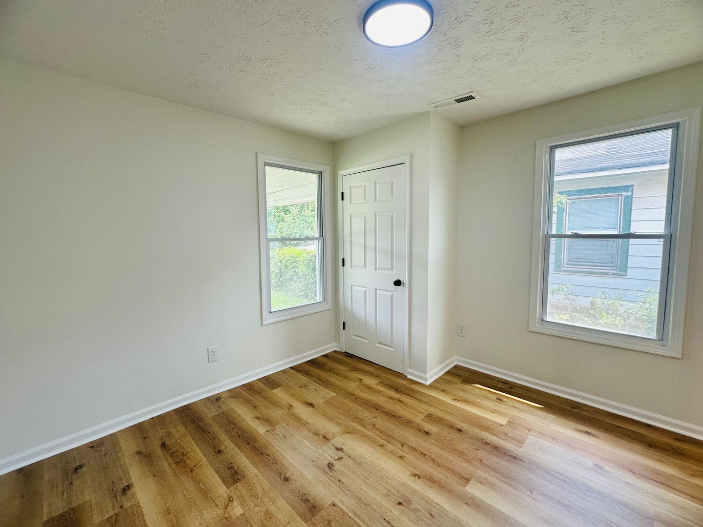 Convenient 2 Br 1 Ba Duplex Unit With Shared Front Porch – photo 5