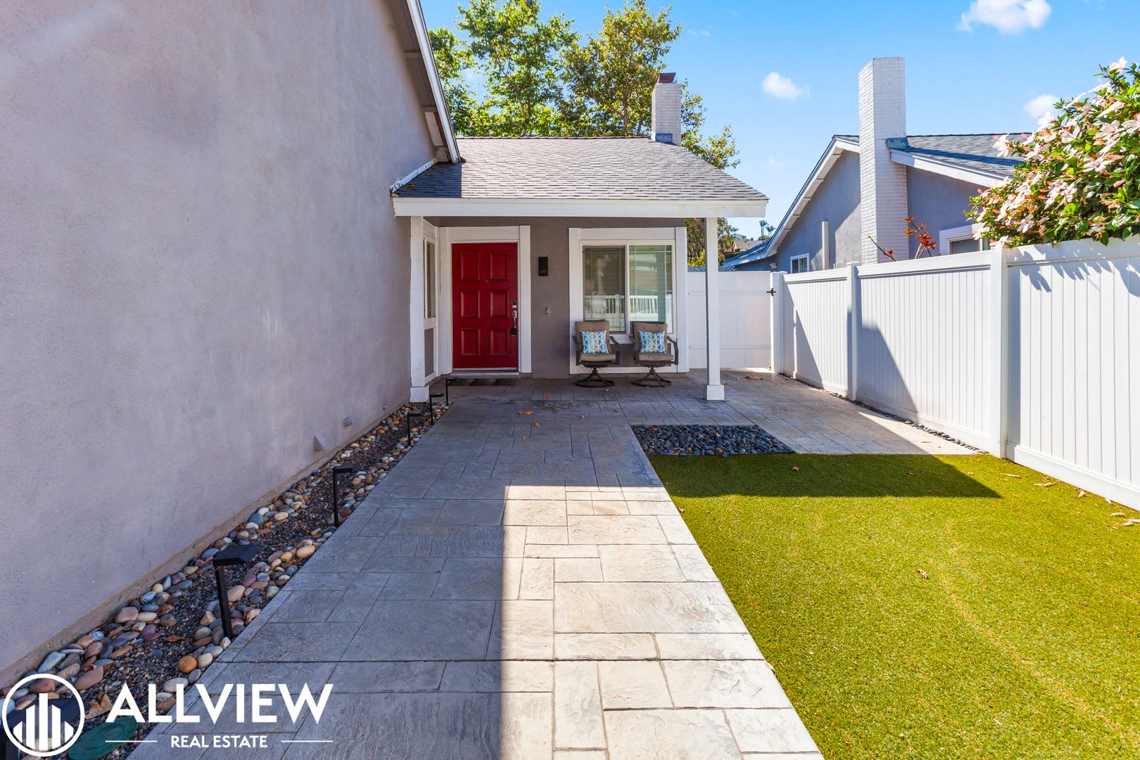 Beautifully Upgraded Single Level Home in Lake Forest Available NOW! – photo 3