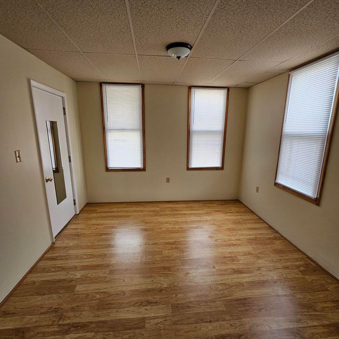 MOTIVATED OWNER JUST LOWERED RENT! 1 Bedroom Apartment on First Floor! – photo 3