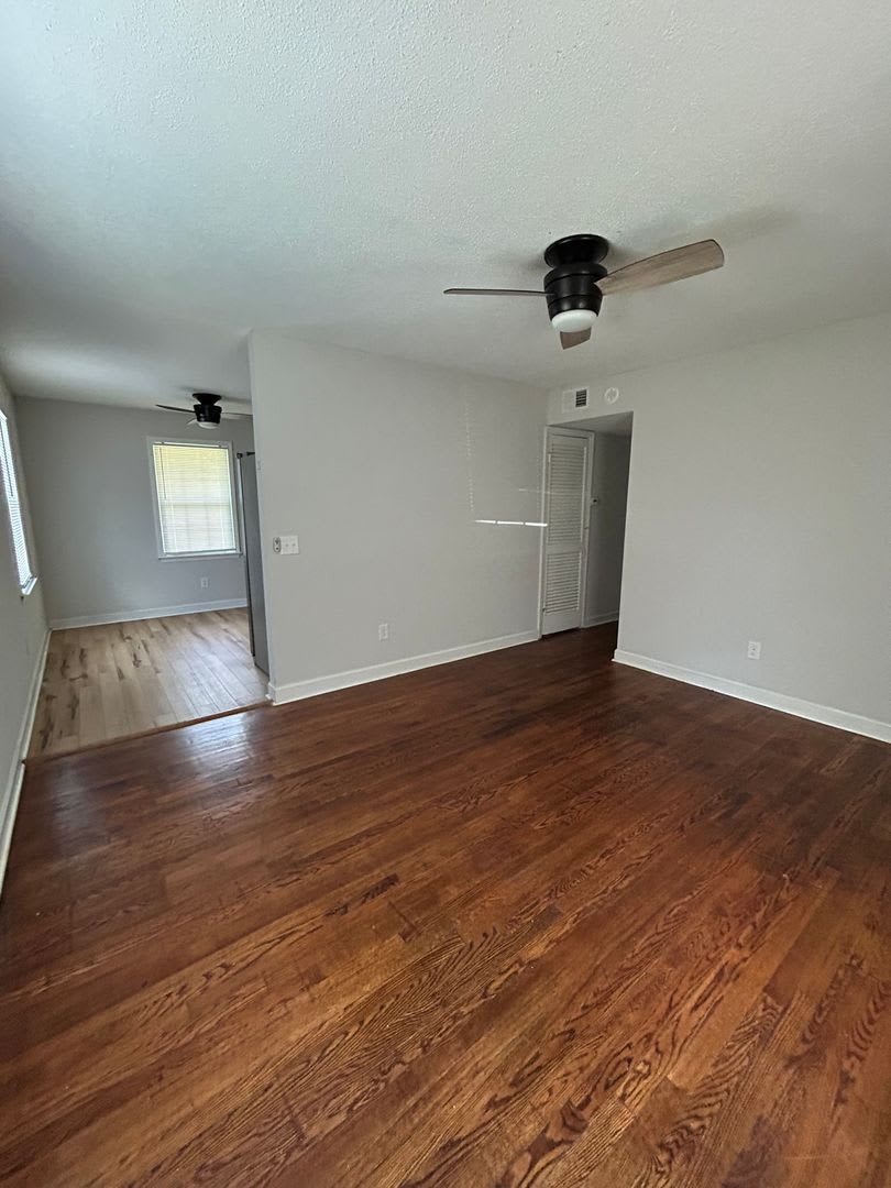 Spacious 3 Bedroom Home With Expansive Backyard – photo 4