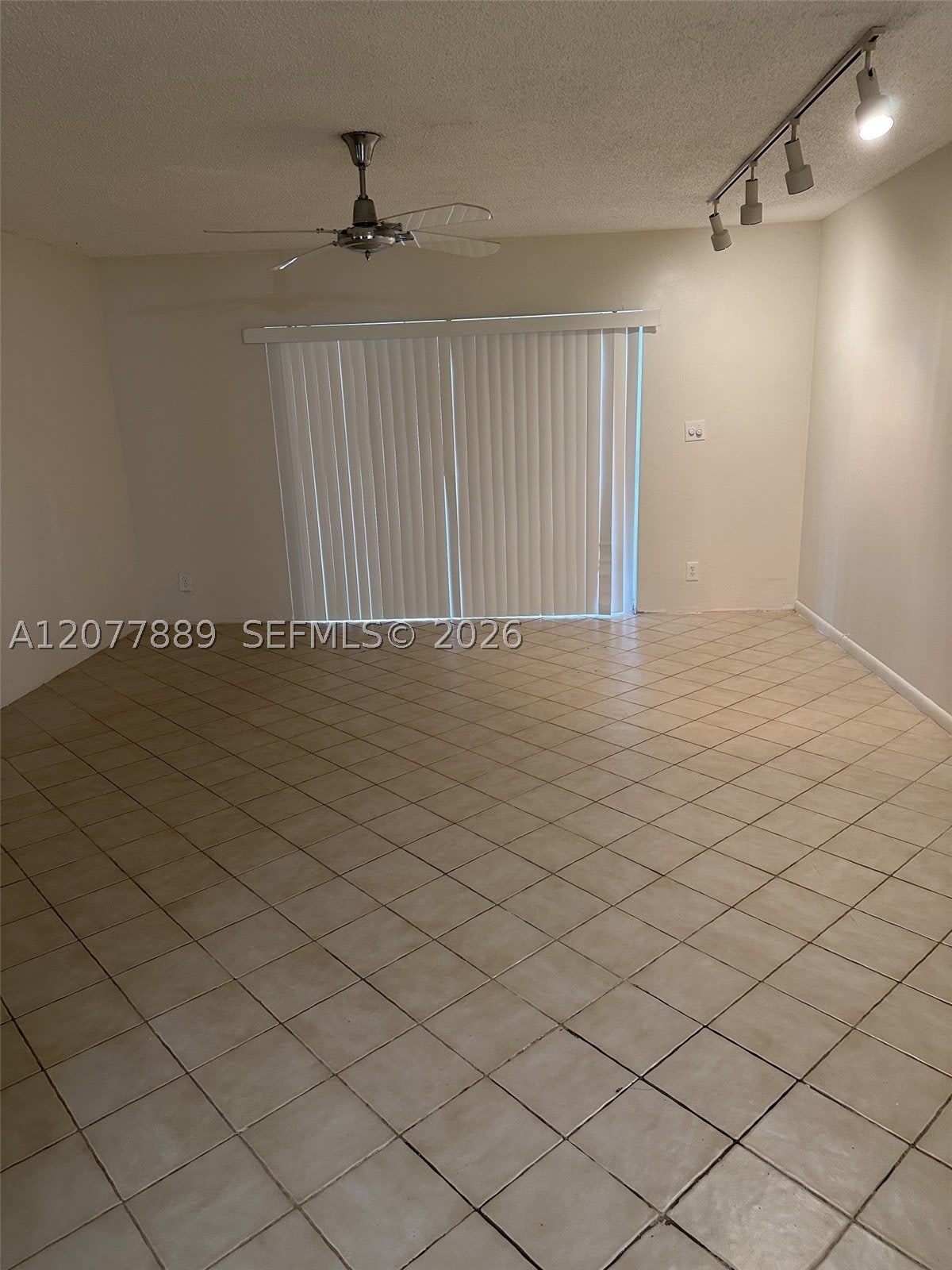 6061 N Falls Cir Dr – photo 3