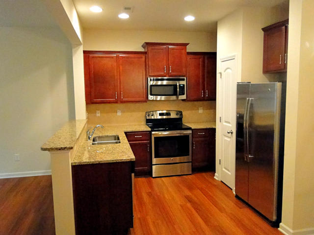 3 Bedroom, 2.5 Bathroom Townhome with Office! – photo 5