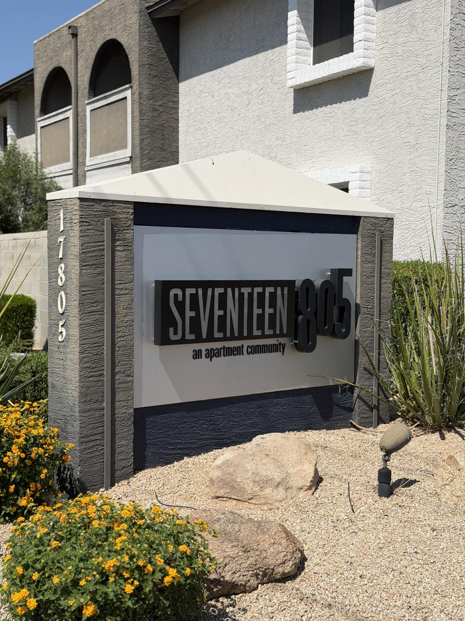 Seventeen 805 – photo 1