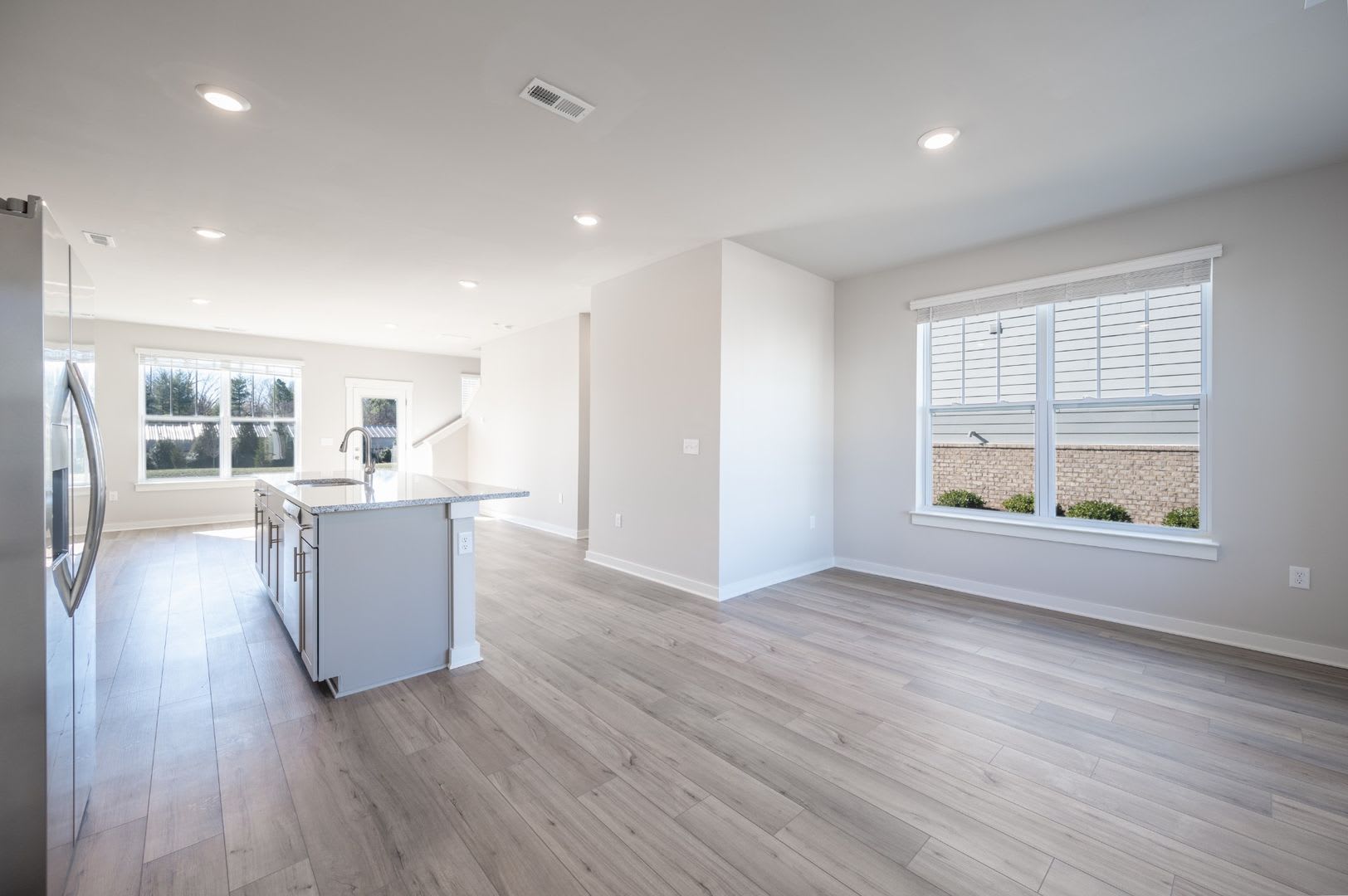 Be The Lucky One To Live In This 2022 Built End Unit Townhome In Blackman Station – photo 5