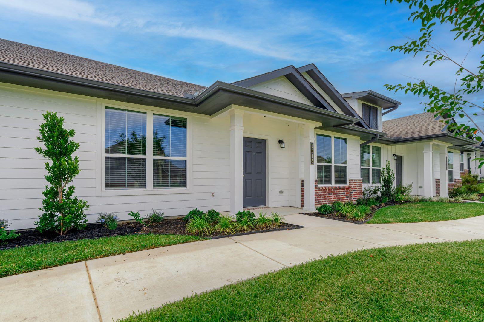 Spacious Townhome Available Now! – photo 2