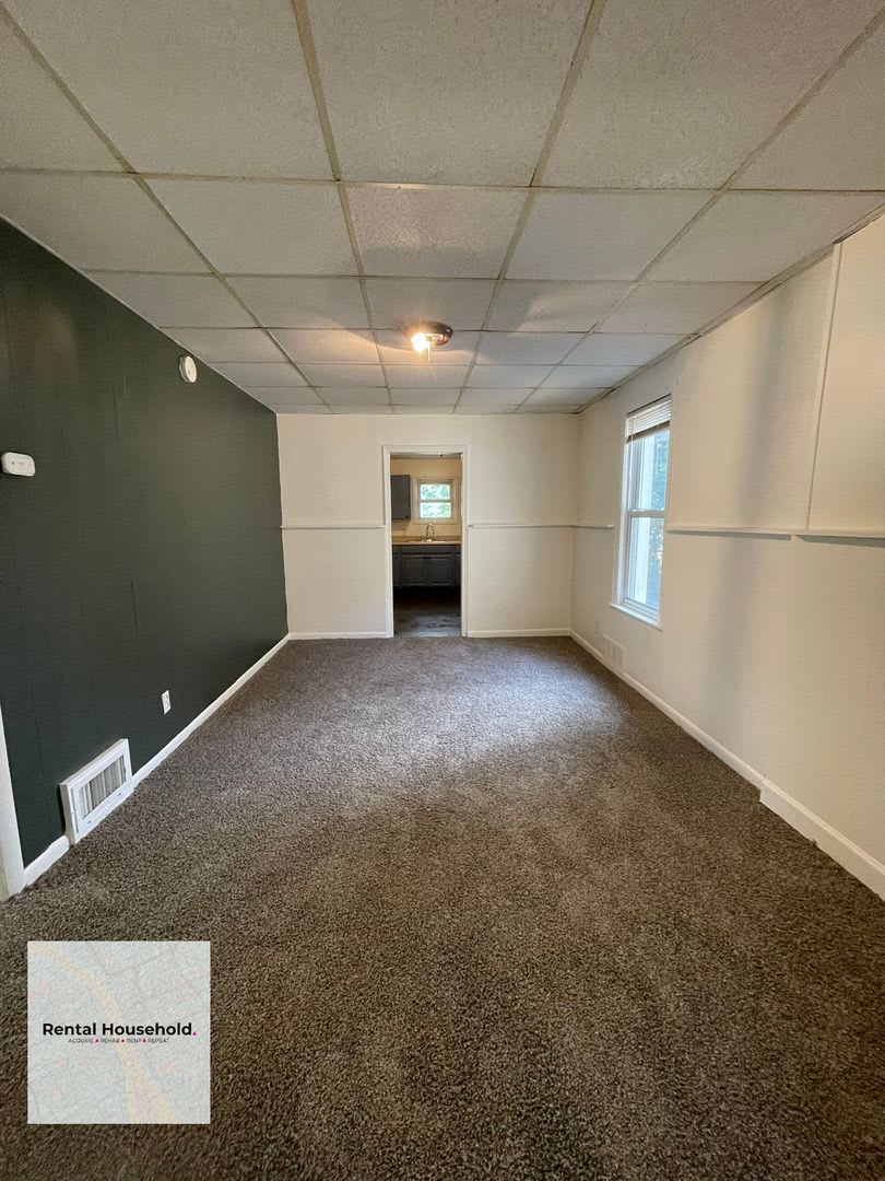 Charming 4 Bedroom Home-Centrally Located & Ready for Move-In! – photo 2