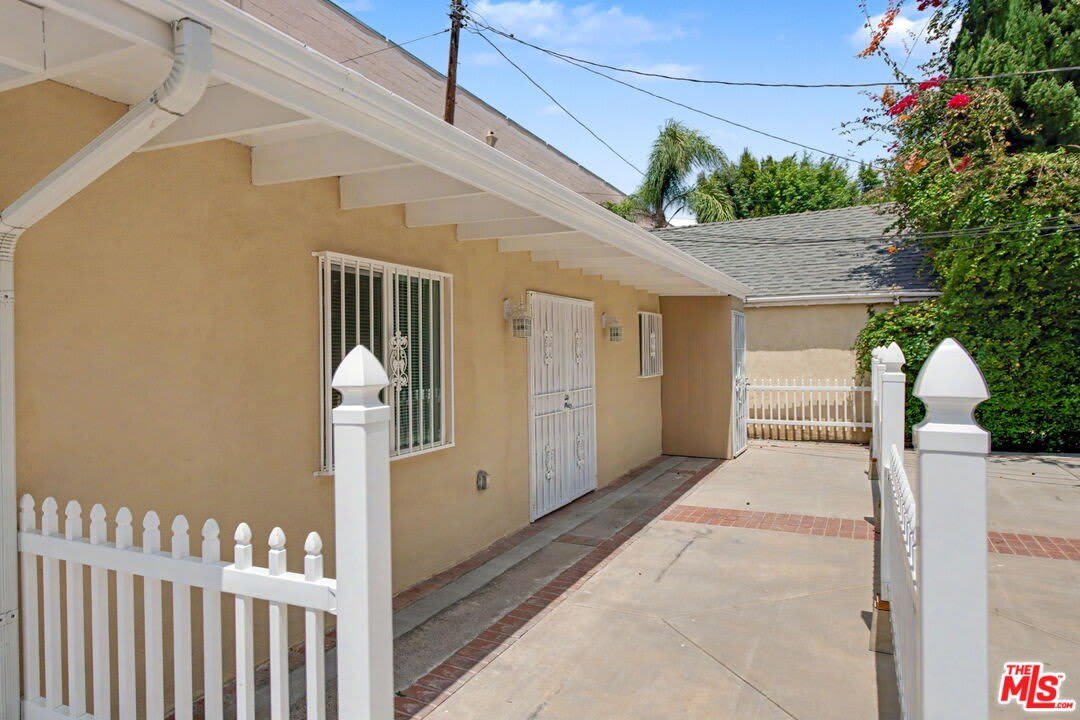 2153 Glendon Ave – photo 3