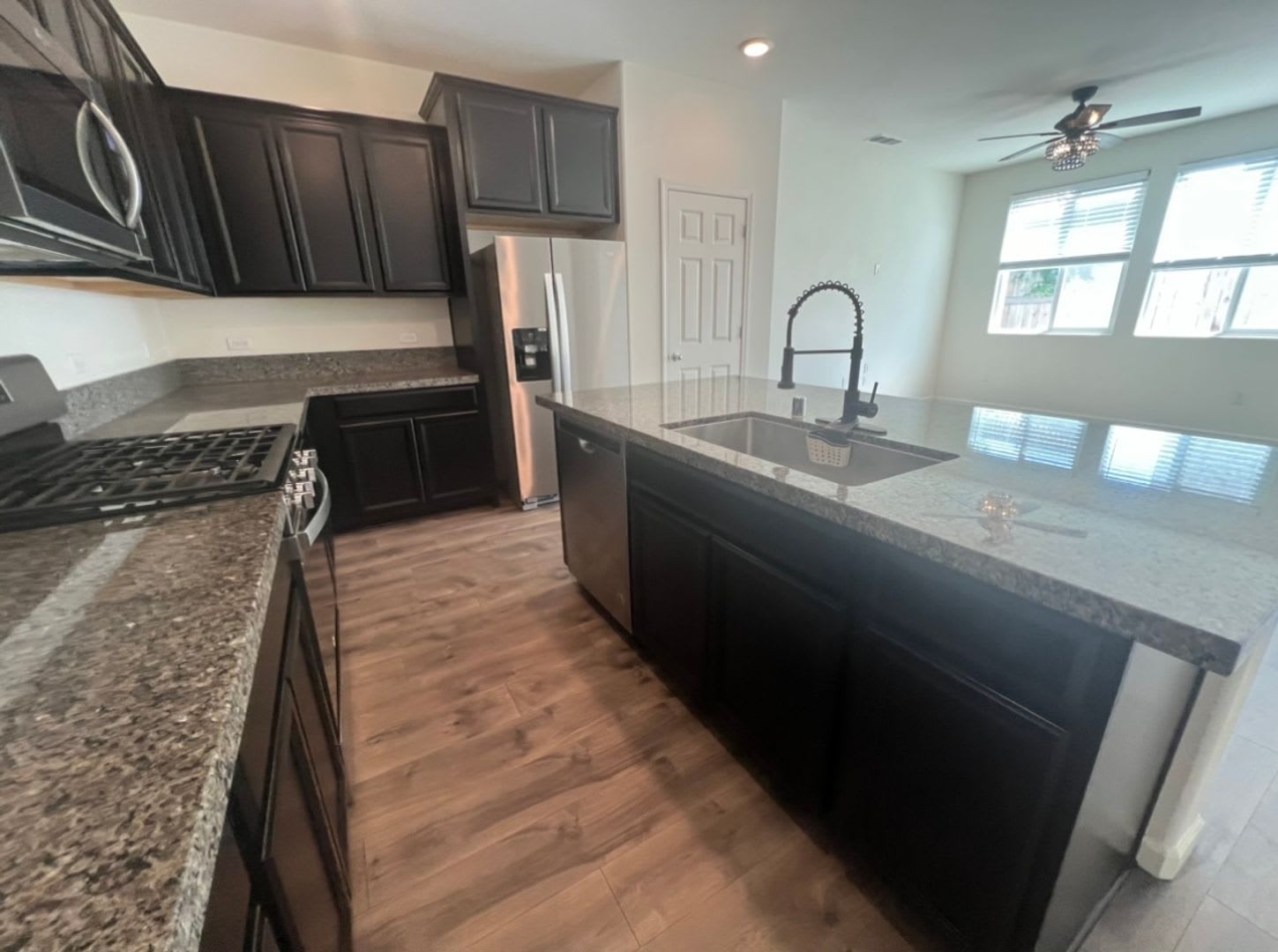 ** $500 OFF FIRST MONTH'S RENT** Stunning 3 bedroom, 3 bathroom home located in Visalia, CA. – photo 5