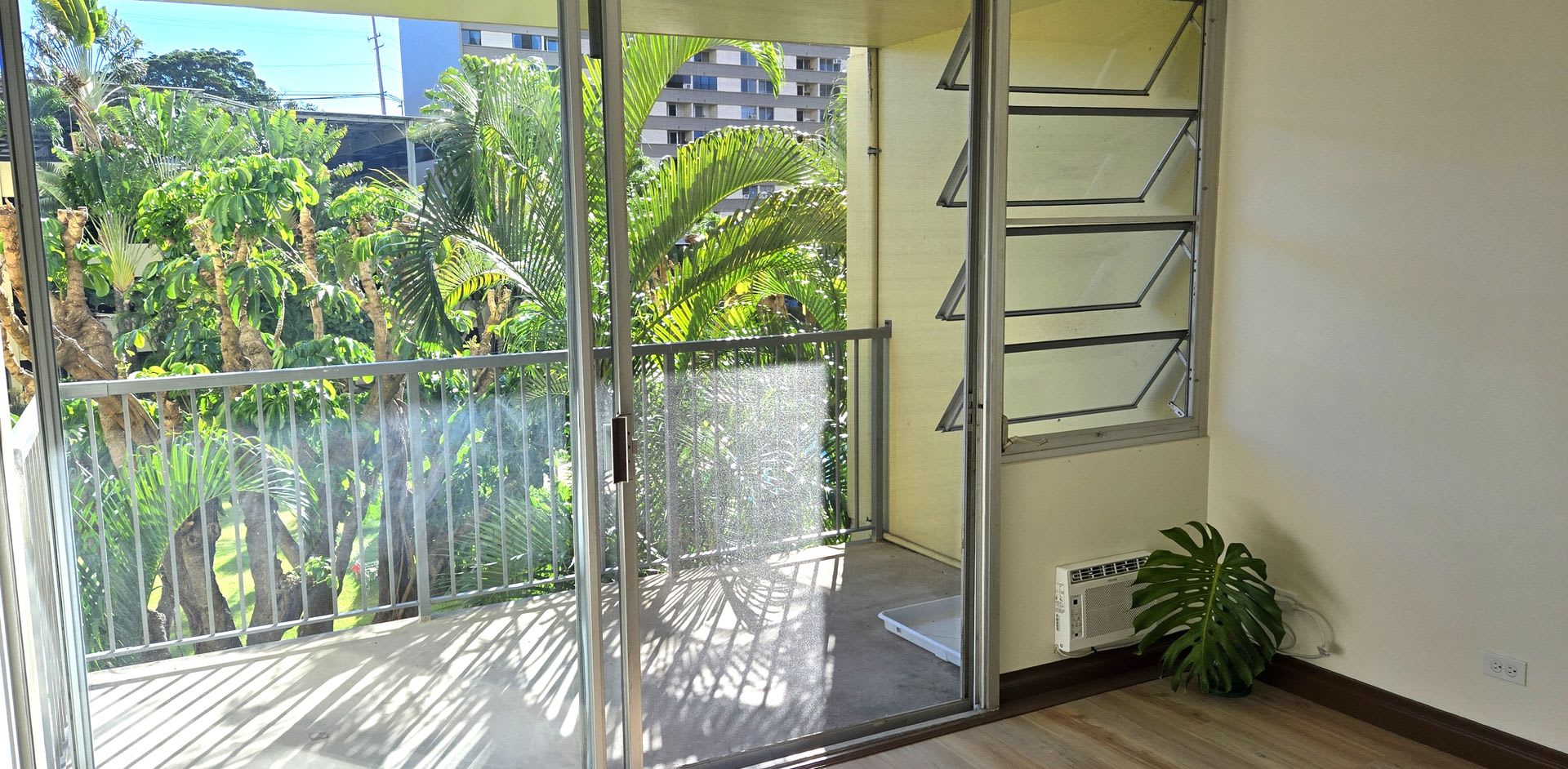 Centrally Located 2bd, 2bath, 1 pkg 870sqft unit $2700 – photo 2