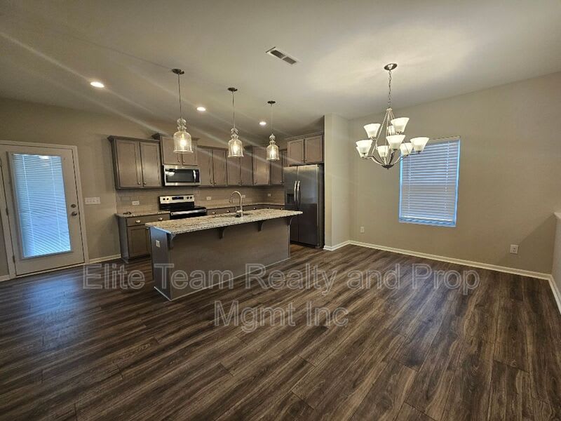 411 Copes Ct – photo 3