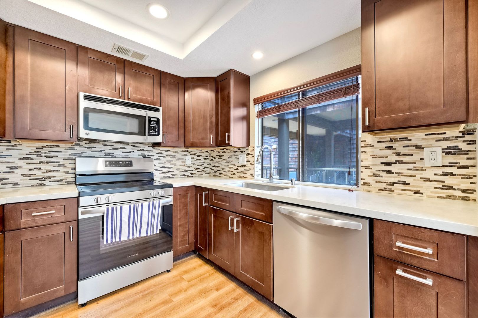 Available Now! Mission Valley Beautiful Woodspring Top Floor Condo – photo 4