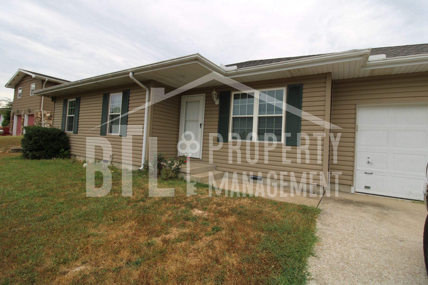 Charming 3-Bedroom Home in Branson – Pet friendly and Fenced yard! – photo 1