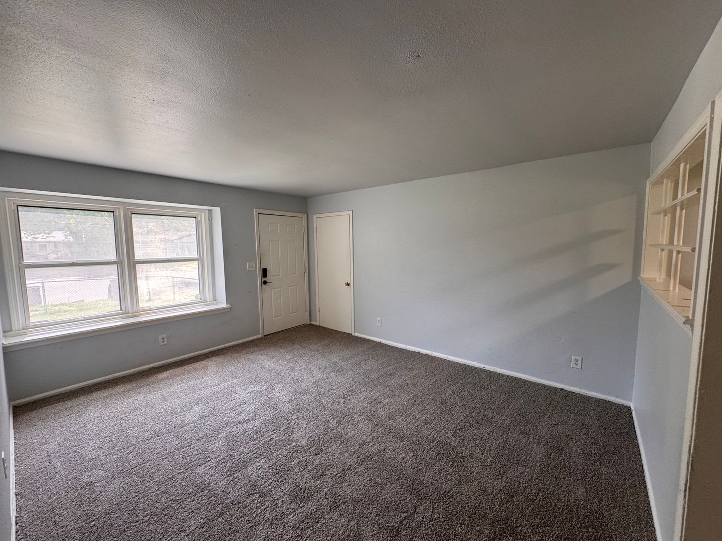 3 Bedroom Home Large Yard – photo 2