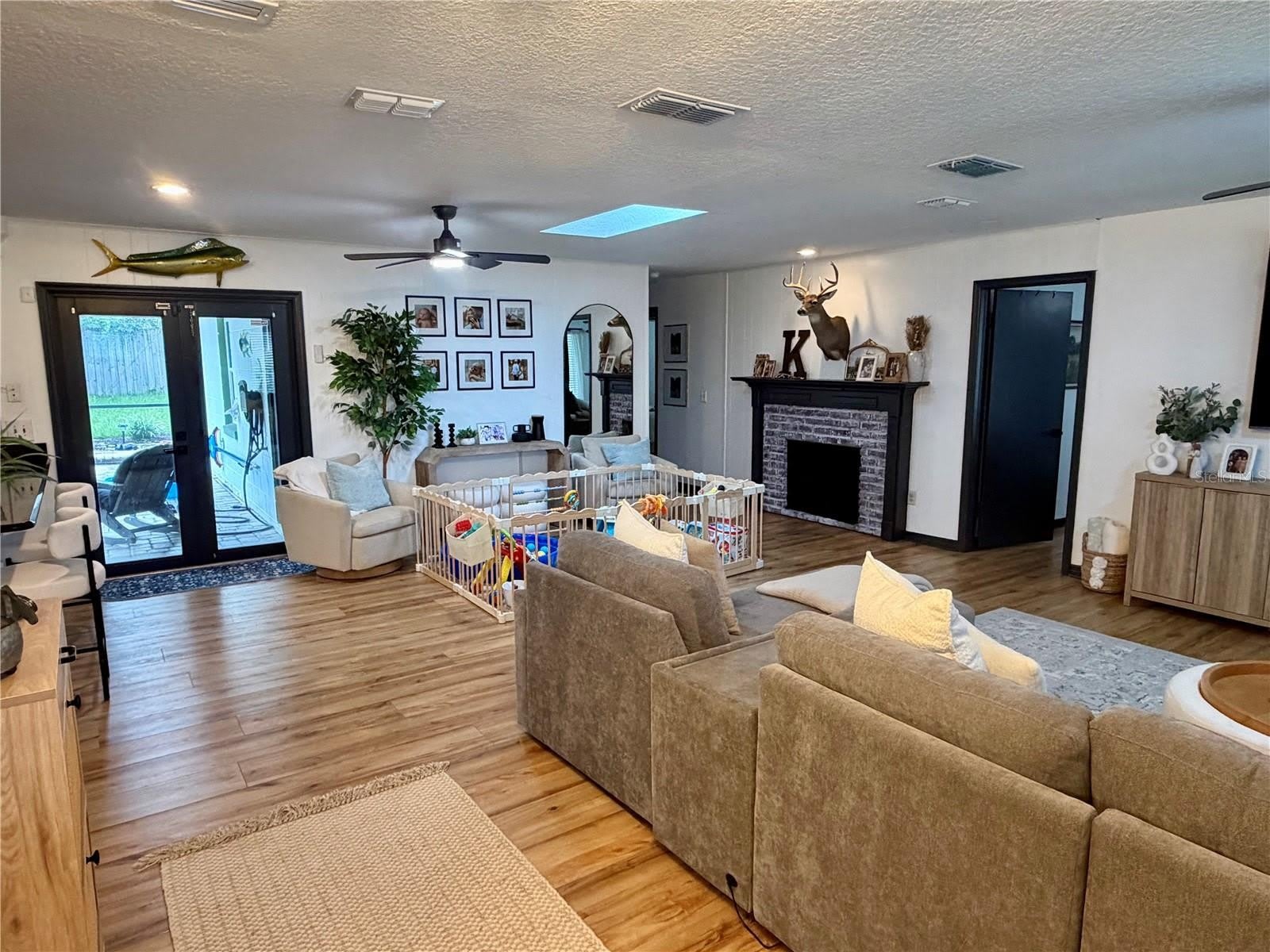 1105 DORIS Street – photo 4
