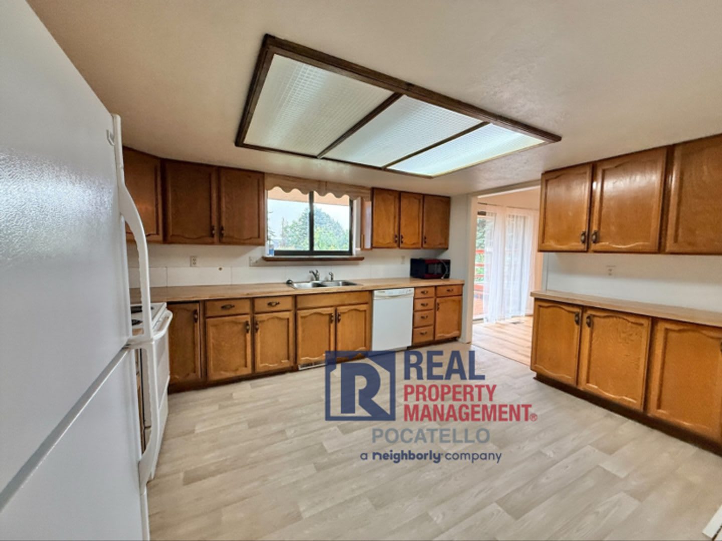 4 bed 2.5 Bath Home 2 car garage – photo 3