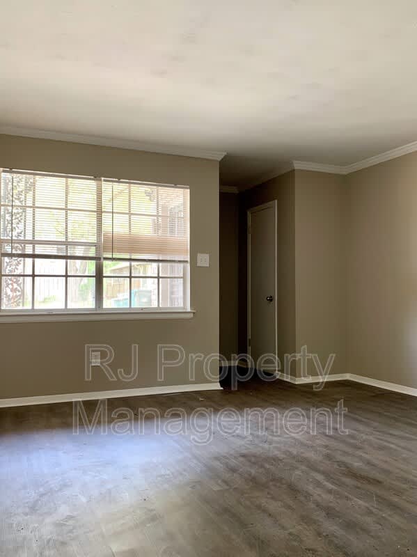2093 Jefferson Ave – photo 2
