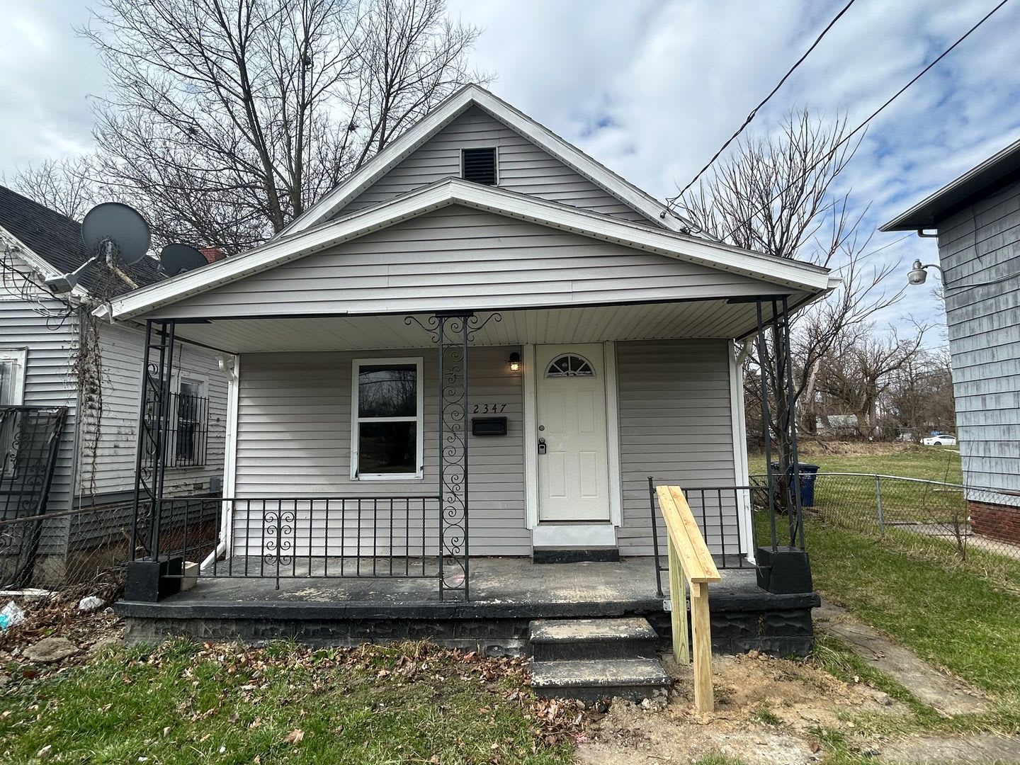 Charming 2-Bed Home Near Ottawa Park & University of Toledo – photo 1