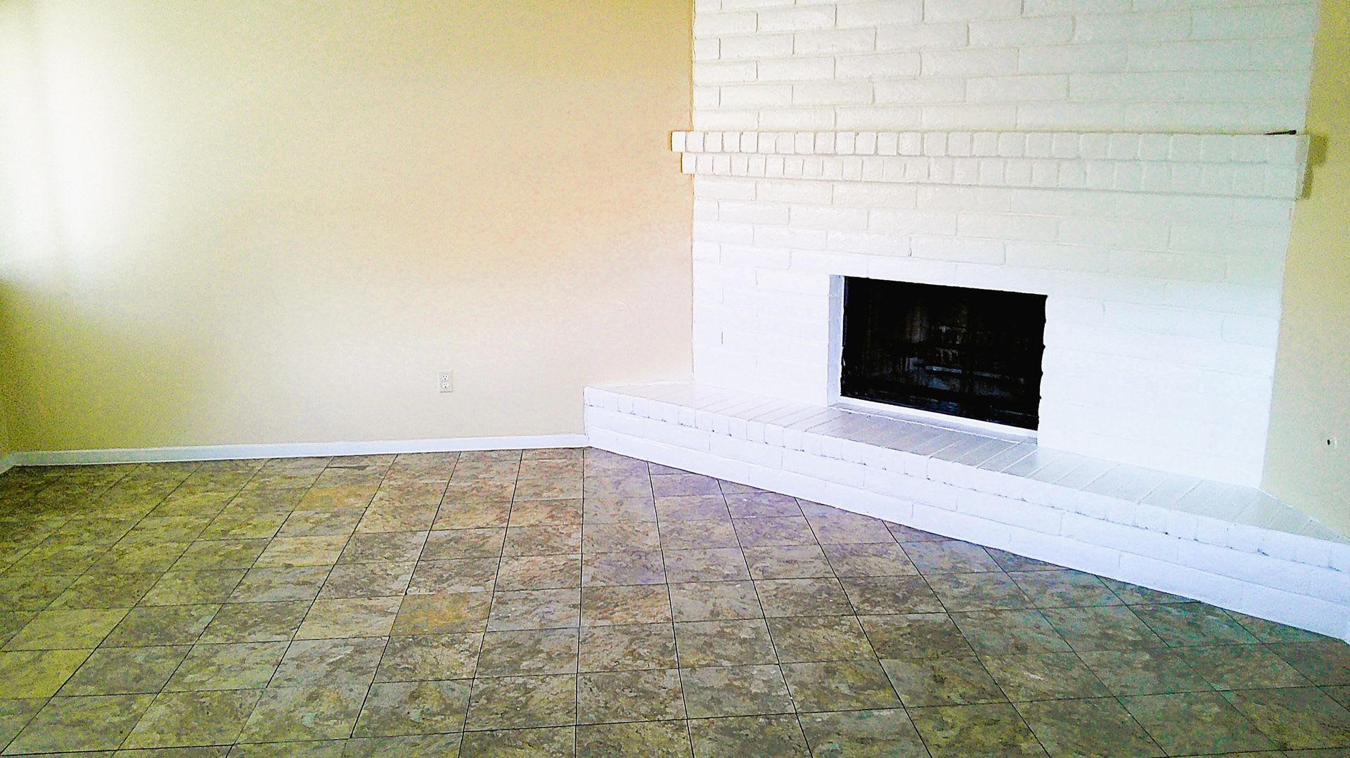 Adorable Single Level Eastside Duplex With Evaporative Air Located In Quiet Neighborhood – photo 3