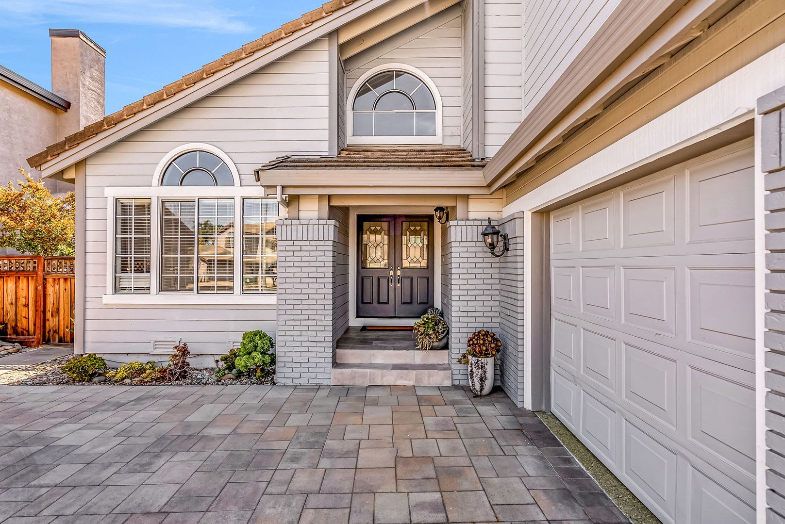 FANTASTIC UPDATED BEAUTY IN THE GATED GOLF COURSE COMMUNITY!!! – photo 3