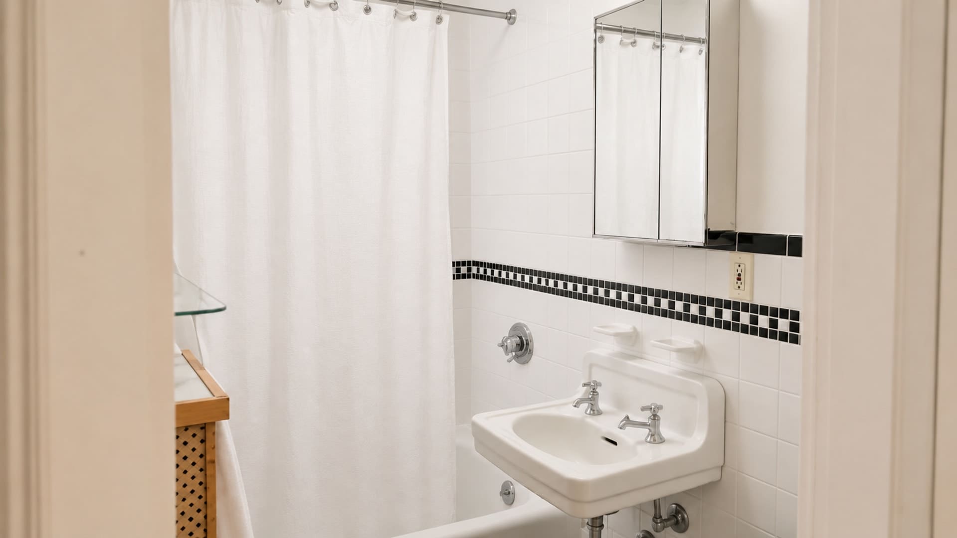 Bright Studio Steps to Quincy Center – Huge Walk-In Closet, Heat & Hot Water Included! – photo 3